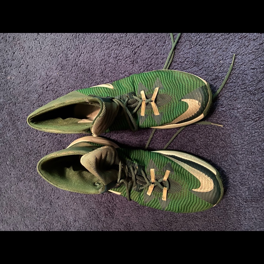 Men’s Size 13 Nike Zoom Clear Out TB